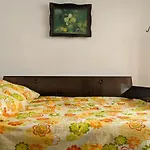 Moss\'S Economy Studio